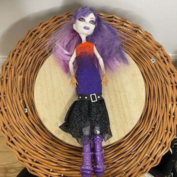 Vintage Monster High Doll Spectra Vondergeist w Casta Fierce Outfit Toy Figurine - Picture 2 of 7